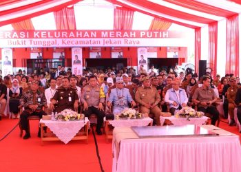 Peluncuran 80.000 Koperasi Desa/Kelurahan Merah Putih secara serentak di seluruh Indonesia oleh Presiden RI, Prabowo Subianto, yang digelar di Kantor Koperasi Kelurahan Bukit Tunggal, Jalan Mahir Mahar, Kota Palangka Raya, Senin (21/7/2025).