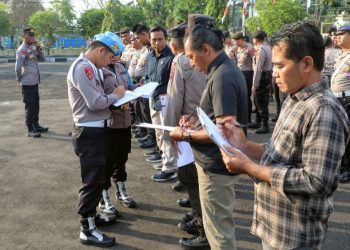 Waspers dilakukan dengan mengecek absensi personel dari setiap satuan fungsi (satfung) saat pelaksanaan apel pagi di lapangan Mapolresta Palangka Raya, Jalan Tjilik Riwut Km. 3,5, Kota Palangka Raya, Kalimantan Tengah.