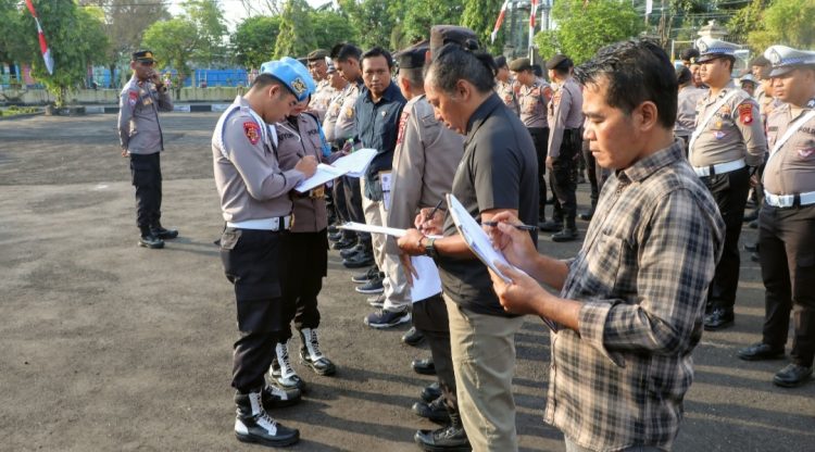 Waspers dilakukan dengan mengecek absensi personel dari setiap satuan fungsi (satfung) saat pelaksanaan apel pagi di lapangan Mapolresta Palangka Raya, Jalan Tjilik Riwut Km. 3,5, Kota Palangka Raya, Kalimantan Tengah.