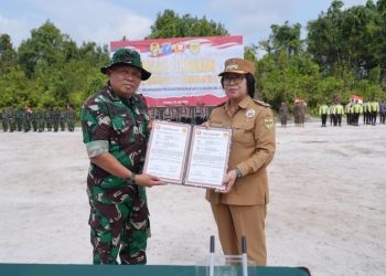 Wakil Bupati Gunung Mas Ir. Efrensia L.P Umbing, M.Si., menjadi Inspektur Upacara Pembukaan TMMD Imbangan ke-125 Tahun Anggaran 2025, dengan Tema "Dengan Semangat TMMD Mewujudkan Pemerataan Pembangunan dan Ketahanan Nasional di Wilayah", bertempat di lapangan sepak bola Desa Karya Bhakti, Kecamatan Rungan, Kabupaten Gunung Mas, Rabu (22/07/25).