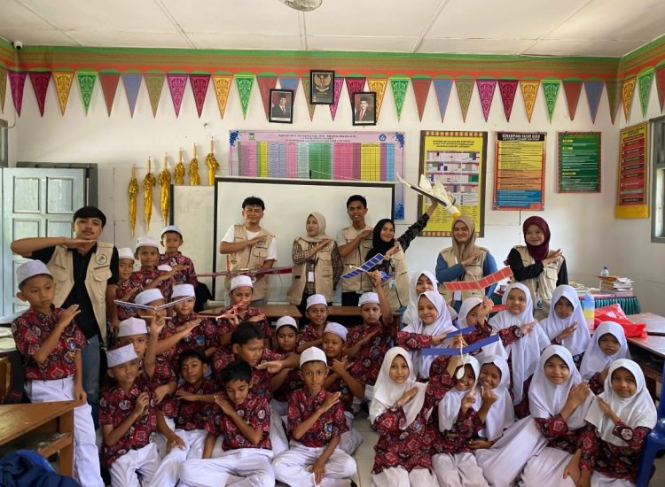 Kegiatan edukatif bertema “Pembuatan Prototype Pesawat Siswa-Siswi SDN Pertiwi Lamgarot bersama Mahasiswa KKN USK Gampong Siron”. Acara ini berlangsung di Gampong Siron, Kecamatan Ingin Jaya, Kabupaten Aceh Besar, Rabu (23/07/25), dan diikuti dengan antusias oleh para siswa dari SD Negeri Pertiwi Lamgarot