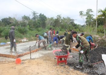 Warga dan Satgas TNI Manunggal Membangun Desa Imbangan ke-125 Kodim 1016/Palangka Raya bahu-membahu saat pengecoran jalan, Bertempat di Desa Karya Bhakti, Kecamatan Rungan, Kabupaten Gunung Mas, Kamis (24/07/2025).