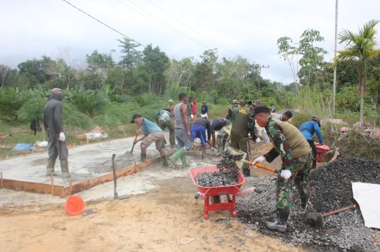 Warga dan Satgas TNI Manunggal Membangun Desa Imbangan ke-125 Kodim 1016/Palangka Raya bahu-membahu saat pengecoran jalan, Bertempat di Desa Karya Bhakti, Kecamatan Rungan, Kabupaten Gunung Mas, Kamis (24/07/2025).