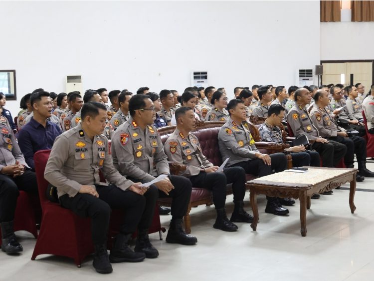 Kepolisian Daerah Kalimantan Tengah (Polda Kalteng) kembali menggelar kegiatan pembinaan rohani dan mental (Binrohtal) secara rutin bagi seluruh personel yang beragama Islam, Kristen, Katolik, Hindu, dan Buddha, Kamis (24/7/2025).