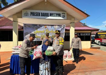 Kegiatan yang dipimpin langsung oleh Kapolres Nagan Raya AKBP DR. Benny Bathara, S.I.K. M.I.K, ini dilakukan dengan membagikan puluhan paket makanan dan sembako kepada warga kurang mampu, pedagang kaki lima, dan kaum dhuafa di seputaran Kecamatan Darul Makmur dan sekitarnya.