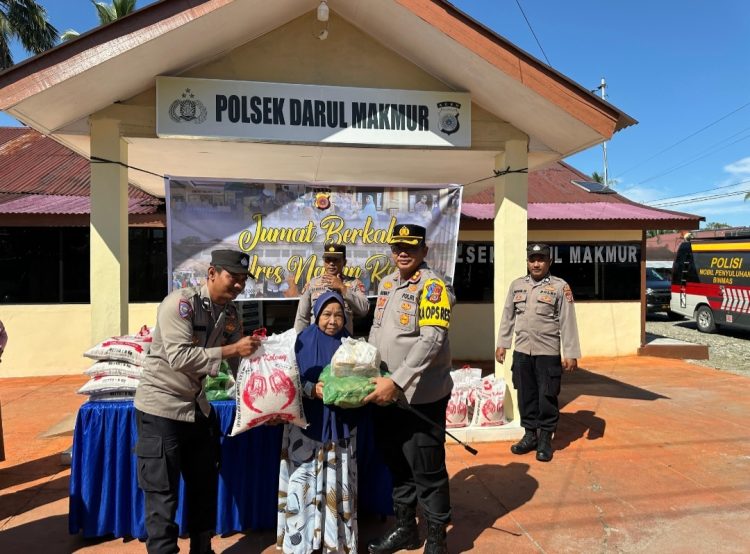 Kegiatan yang dipimpin langsung oleh Kapolres Nagan Raya AKBP DR. Benny Bathara, S.I.K. M.I.K, ini dilakukan dengan membagikan puluhan paket makanan dan sembako kepada warga kurang mampu, pedagang kaki lima, dan kaum dhuafa di seputaran Kecamatan Darul Makmur dan sekitarnya.