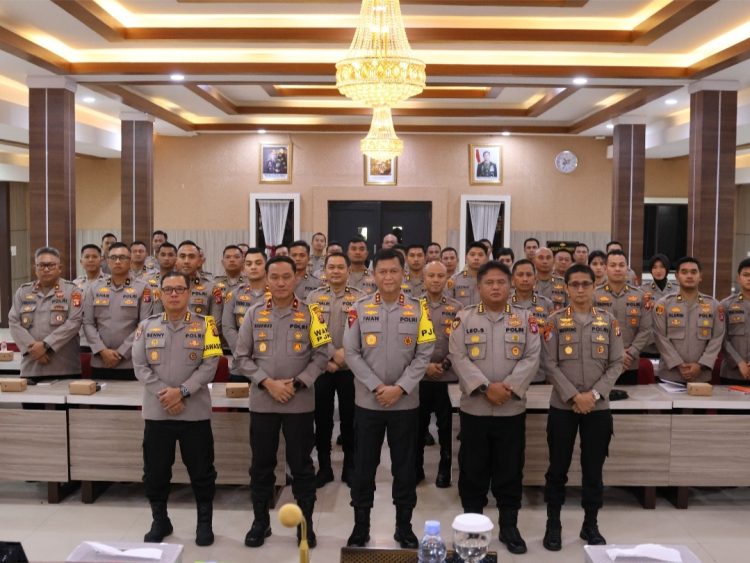 Kapolda Kalimatan Tengah (Kalteng), Irjen Pol Iwan Kurniawan, memberikan arahan khusus bagi para perwira lulusan Sekolah Staf Pimpinan Menengah (Sespimmen), Sekokah Staf Pimpinan Pertama (Sespimma), PTIK, dan SIP serta perwira baru di Polda Kalteng.