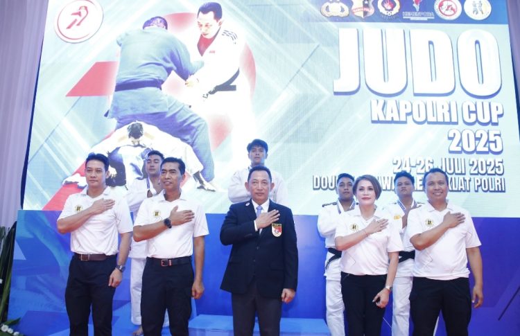 Kapolri Jenderal Polisi Drs. Listyo Sigit Prabowo menjadi wasit dalam pertandingan Judo yang diselenggarakan di Dojo Perkumpulan Judo Bhayangkara (PJB) Pusat, Lebak Bulus, Jakarta Selatan. Pertandingan ini dalam rangka Kejuaraan Judo Kapolri Cup 2025.