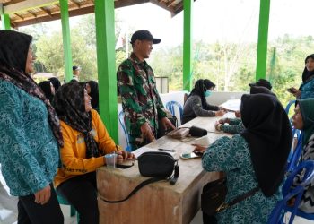 Satgas TNI Manunggal Membangun Desa (TMMD) Imbangan Ke-125 Kodim 1016/Palangka Raya dan Tim Kesehatan dari Puskesmas Rungan selenggarakan kegiatan non fisik pengobatan gratis di Desa Karya Bakti, Kecamatan Rungan