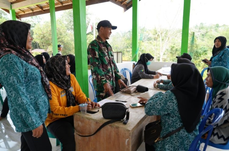 Satgas TNI Manunggal Membangun Desa (TMMD) Imbangan Ke-125 Kodim 1016/Palangka Raya dan Tim Kesehatan dari Puskesmas Rungan selenggarakan kegiatan non fisik pengobatan gratis di Desa Karya Bakti, Kecamatan Rungan