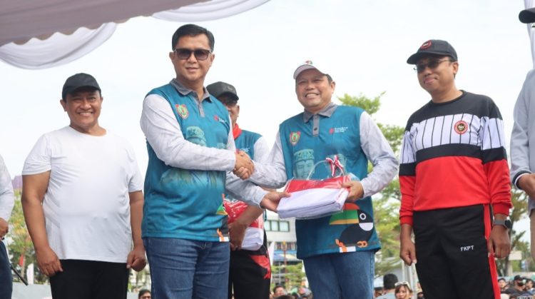 Kapolda Kalimantan Tengah (Kalteng), Irjen Pol Iwan Kurniawan, menghadiri peluncuran Turnamen Olahraga Gubernur Cup 2025 yang dirangkai dengan kegiatan jalan sehat bersama masyarakat, Minggu (27/7/2025) pagi, di Bundaran Besar Palangka Raya.