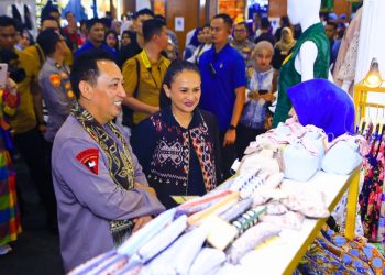 Kapolri Jenderal Polisi Drs. Listyo Sigit Prabowo meninjau Bazar Kreasi Bhayangkari Nusantara 2025 di Jakarta Convention Center (JCC) 2025. Bazar ini sendiri diselenggarakan dalam rangka memperingati Hari Kesatuan Gerak Bhayangkari ke-73.