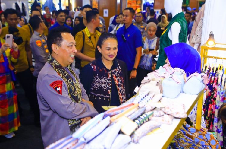 Kapolri Jenderal Polisi Drs. Listyo Sigit Prabowo meninjau Bazar Kreasi Bhayangkari Nusantara 2025 di Jakarta Convention Center (JCC) 2025. Bazar ini sendiri diselenggarakan dalam rangka memperingati Hari Kesatuan Gerak Bhayangkari ke-73.