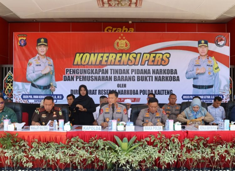 Kapolda Kalteng Irjen Pol Iwan Kurniawan, didampingi Wakapolda Brigjen Pol Dr. Rakhmad Setyadi, dan dihadiri plt. Kepala BNNP, Wakajati, Kepala BPOM Provinsi dan stakeholder terkait lainnya serta sejumlah pejabat utama Polda.