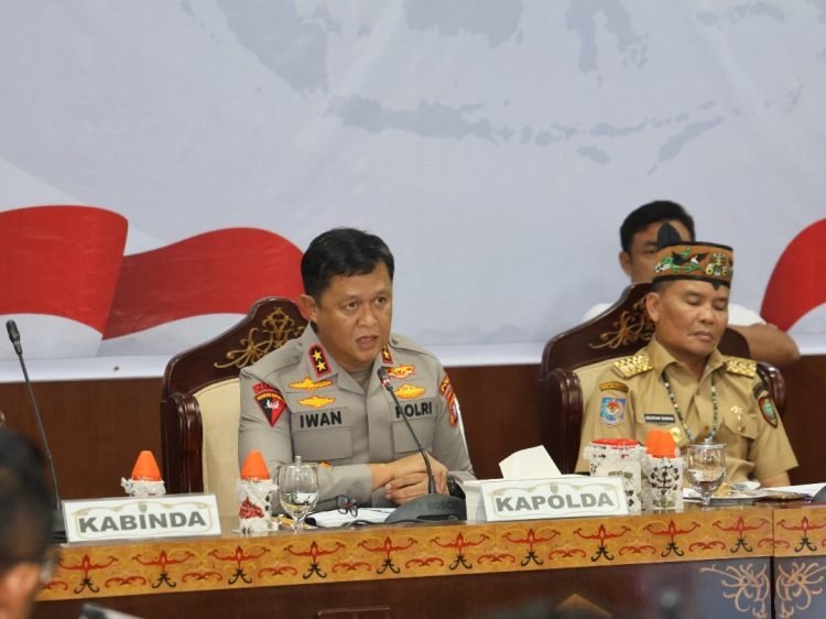 Rapat Koordinasi Tim Monitoring Percepatan Program Cetak Sawah dan Optimalisasi Lahan di Prov. Kalteng Tahun 2025, bersama Gubernur H. Agustiar Sabran dan Forkopimda Kalteng, di Aula Jayang Tingang, Kantor Gubernur setempat. Selasa (29/7/2025).