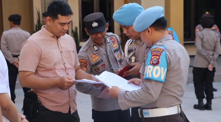 Waspers dilakukan Sipropam dengan mengecek absensi dan kelengkapan personel dari setiap satfung di Mapolresta Palangka Raya, Jalan Tjilik Riwut Km. 3,5, Kota Palangka Raya, Kalimantan Tengah, Rabu (30/7/2025) pagi.