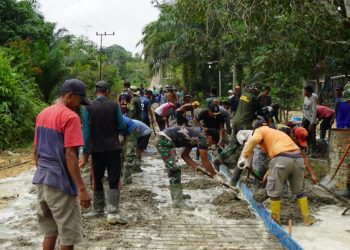 TNI-Polri tampak aktif terjun langsung di lapangan untuk bahu membahu dan bergotong royong bersama Masyarakat.
