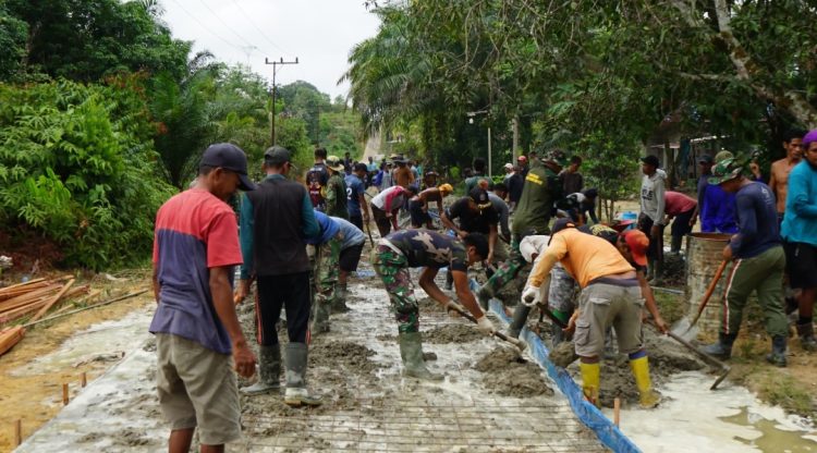 TNI-Polri tampak aktif terjun langsung di lapangan untuk bahu membahu dan bergotong royong bersama Masyarakat.