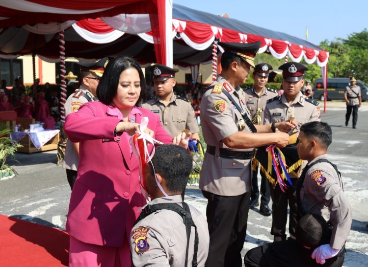 Kapolda Kalimantan Tengah (Kalteng), Irjen Pol Iwan Kurniawan, memimpin langsung upacara pembukaan Pendidikan dan Pembentukan Bintara (Diktukba) Polri Tahun 2025, di lapangan Harati Sekolah Polisi Negara (SPN) Polda Kalteng, Desa Bukit Rawi, Kab. Pulang Pisau, Prov. Kalteng, Rabu (30/7/25) pagi.