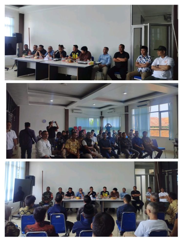 Pertemuan yang di hadiri masyarakat, muspika kecamatan Jonggol, anggota DPRD Kabupaten Bogor, Camat Jonggol andri rahman, kapolsek, Danramil, kepala Desa di 2 kecamatan, serta pihak dari BBWS dan lain lainnya.