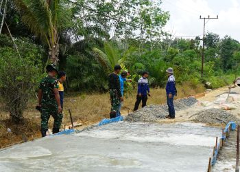 Dinas Pekerjaan Umum (PU) Kabupaten Gunung Mas melakukan pengecekan dan pengukuran terhadap progres pengecoran jalan di Desa Karya Bakti, Kecamatan Rungan, Kabupaten Gunung Mas, Jumat (01/08/2025).