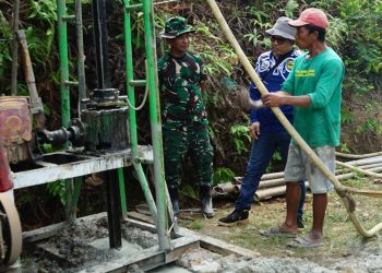 TNI AD dalam hal ini Satuan Tugas TNI Manunggal Membangun Desa (TMMD) Imbangan ke-125 Kodim 1016/Palangka Raya hadir mengalirkan kebutuhan air bersih sebagai solusi untuk masyarakat terhadap air bersih di lokasi TMMD Desa Karya Bakti, Kecamatan Rungan, Kabupaten Gunung Mas, Sabtu (02/07/25).