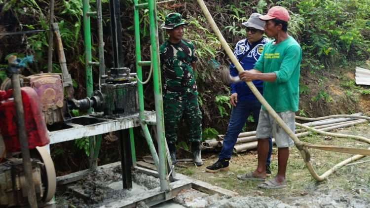 TNI AD dalam hal ini Satuan Tugas TNI Manunggal Membangun Desa (TMMD) Imbangan ke-125 Kodim 1016/Palangka Raya hadir mengalirkan kebutuhan air bersih sebagai solusi untuk masyarakat terhadap air bersih di lokasi TMMD Desa Karya Bakti, Kecamatan Rungan, Kabupaten Gunung Mas, Sabtu (02/07/25).