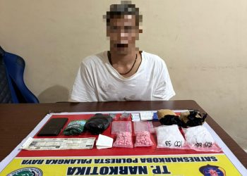 Terduga pelaku berinisial MB alias Ibus (35) diamankan saat sedang mengambil sebuah paket mencurigakan yang disimpan dalam plastik warna hitam di sebuah mobil Daihatsu Sigra DA 1399 BM.