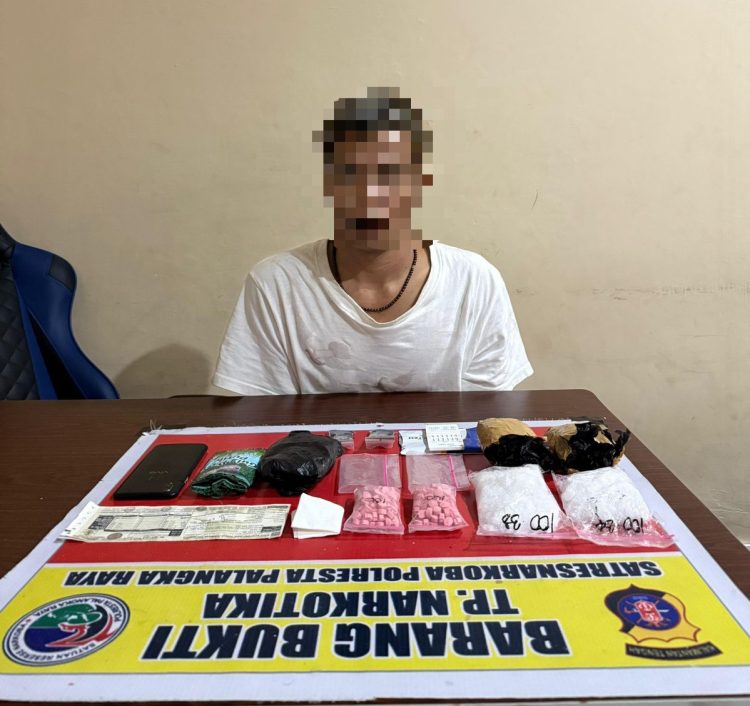 Terduga pelaku berinisial MB alias Ibus (35) diamankan saat sedang mengambil sebuah paket mencurigakan yang disimpan dalam plastik warna hitam di sebuah mobil Daihatsu Sigra DA 1399 BM.