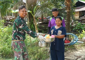 Tampak warga memberikan minuman dan makanan kepada satgas TMMD Imbangan Kodim 1016/Palangka Raya ke-125 bersama warga terlihat sangat akrab, bertempat di Desa Karya Bakti, Kecamatan Rungan, Kabupaten Gunung Mas, minggu (03/08/25).