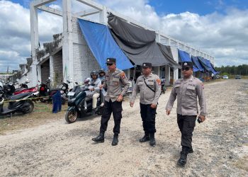 Personel Polresta Palangka Raya terus meningkatkan kegiatan pengamanan melalui patroli jalan kaki di sekitar area Sirkuit Sabaru, Minggu (3/8/2025).