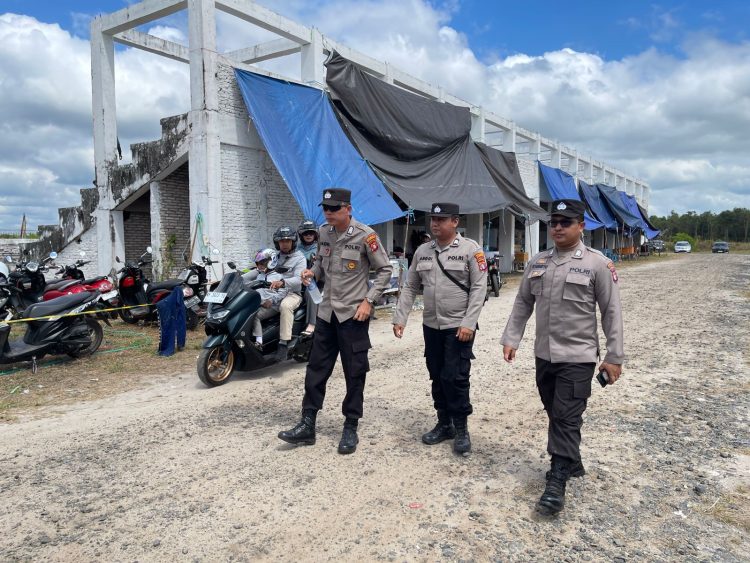 Personel Polresta Palangka Raya terus meningkatkan kegiatan pengamanan melalui patroli jalan kaki di sekitar area Sirkuit Sabaru, Minggu (3/8/2025).
