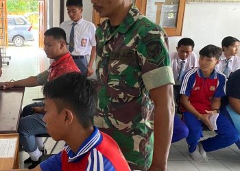 Babinsa Koramil - 03/Sepang Kodim 1016/Plk Serma Helprit dan Serda Gunadi ikut mendampingi kegiatan pengecekan kesehatan bagi siswa-siswi anggota Pasukan Pengibar Bendera (Paskibra) Kecamatan Mihing Raya bertempat di Kantor Kecamatan Mihing Raya, Kabupaten Gunung Mas Senin, 4 Agustus 2025.
