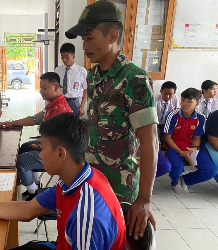 Babinsa Koramil - 03/Sepang Kodim 1016/Plk Serma Helprit dan Serda Gunadi ikut mendampingi kegiatan pengecekan kesehatan bagi siswa-siswi anggota Pasukan Pengibar Bendera (Paskibra) Kecamatan Mihing Raya bertempat di Kantor Kecamatan Mihing Raya, Kabupaten Gunung Mas Senin, 4 Agustus 2025.