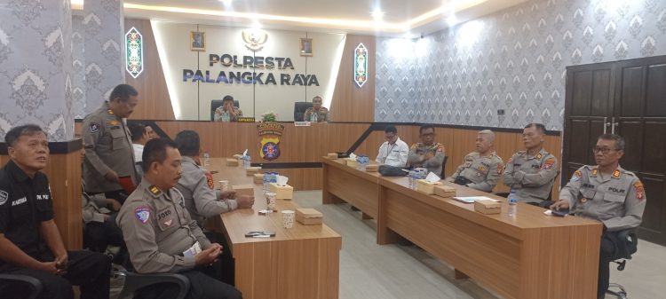 Kapolresta Palangka Raya, Kombes Pol Dedy Supriadi, S.I.K., M.H., mengikuti kegiatan analisa dan evaluasi (Anev) situasi kamtibmas bersama Kapolri secara virtual, Senin (4/8/2025).