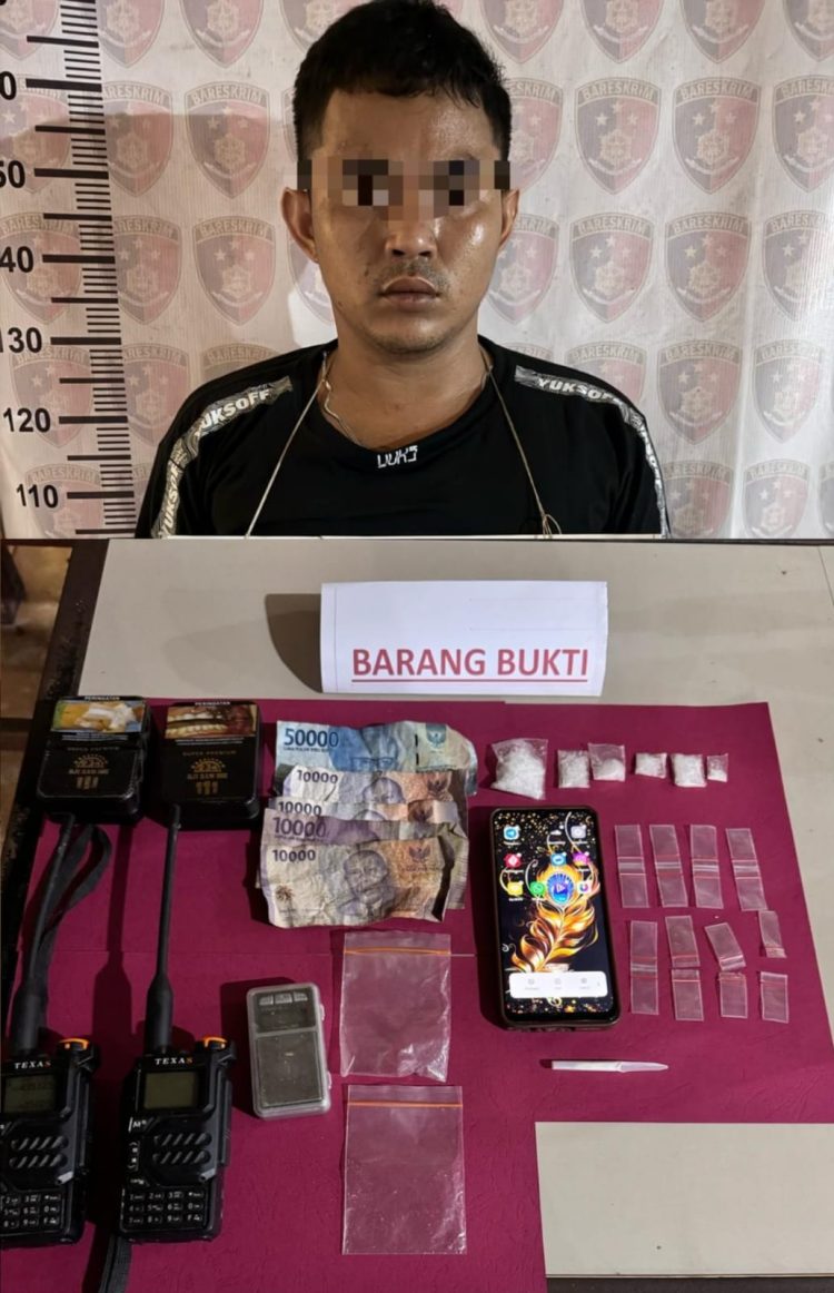 Unit Reskrim Polsek Bilah Hilir Polres Labuhanbatu berhasil mengungkap kasus peredaran narkotika jenis sabu dan mengamankan seorang pria berinisial MW alias YUDI (26), warga Dusun Sona Desa Sennah, Kecamatan Pangkatan, Kabupaten Labuhanbatu. Penangkapan dilakukan pada Sabtu (02/08/2025) sekira pukul 01.30 WIB di rumah pelaku.