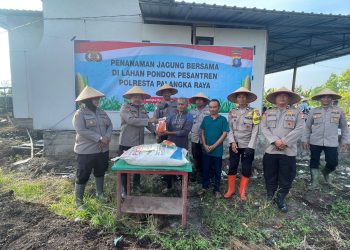 Bantuan diserahkan secara simbolis oleh Kabag SDM Kompol Suyatno kepada pengelola lahan berupa 1 karung pupuk 50 kg dan 2 kg bibit jagung hibrida jenis Betras 9, yang selanjutnya langsung ditanam bersama di atas lahan seluas 0,5 hektare.