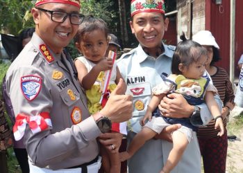 Direktorat Lalu Lintas Polda Kalimantan Tengah melaksanakan aksi pembagian bendera merah putih yang disebar di wilayah Kota Palangka Raya, Rabu (6/8/2025) pagi.