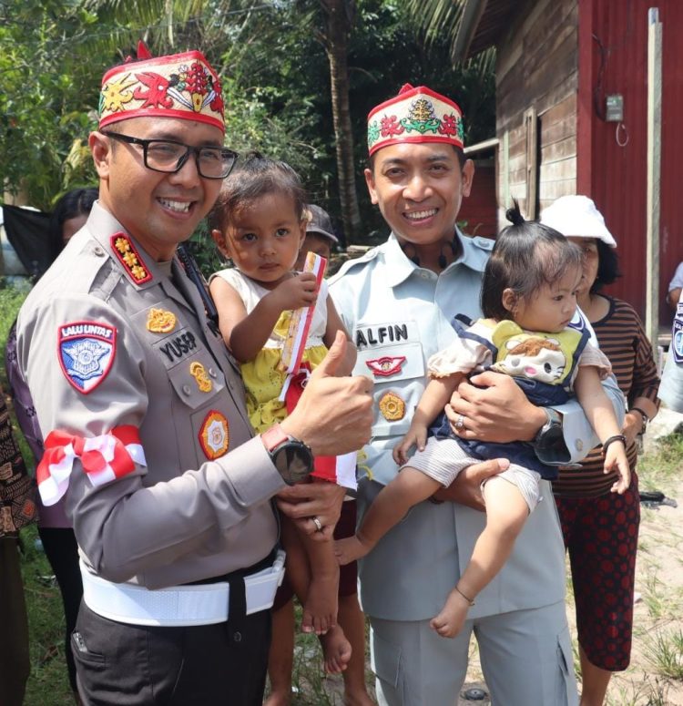 Direktorat Lalu Lintas Polda Kalimantan Tengah melaksanakan aksi pembagian bendera merah putih yang disebar di wilayah Kota Palangka Raya, Rabu (6/8/2025) pagi.