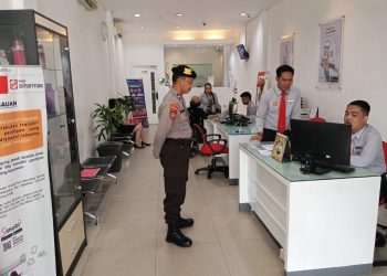 Kasatpamobvit Polresta Palangka Raya, AKP Suranto memimpin patroli pengamanan di beberapa bank yang tersebar di Kota Palangka Raya.