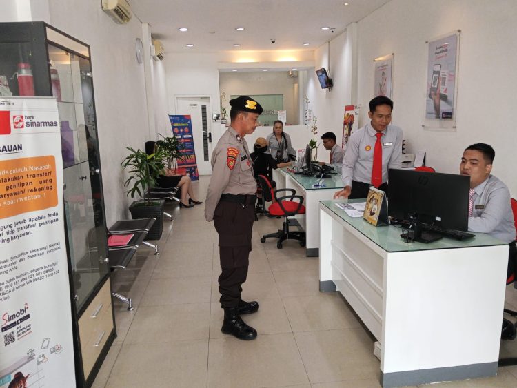 Kasatpamobvit Polresta Palangka Raya, AKP Suranto memimpin patroli pengamanan di beberapa bank yang tersebar di Kota Palangka Raya.