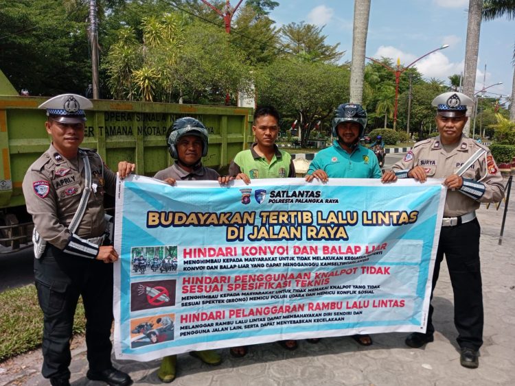 Kegiatan ini digelar di Jalan Yos Sudarso, Palangka Raya, dengan menyasar para pengguna jalan, Kamis (7/8/2025) sejak pukul 09.00 WIB.