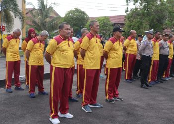 Kepala Bagian Logistik (Kabaglog) Polresta Palangka Raya Kompol Mangatur Tampubolon memberikan arahan kepada seluruh personel untuk senantiasa menjaga sikap dan perilaku, serta menghindari pelanggaran yang dapat mencoreng nama baik institusi, Jumat (8/8/2025).