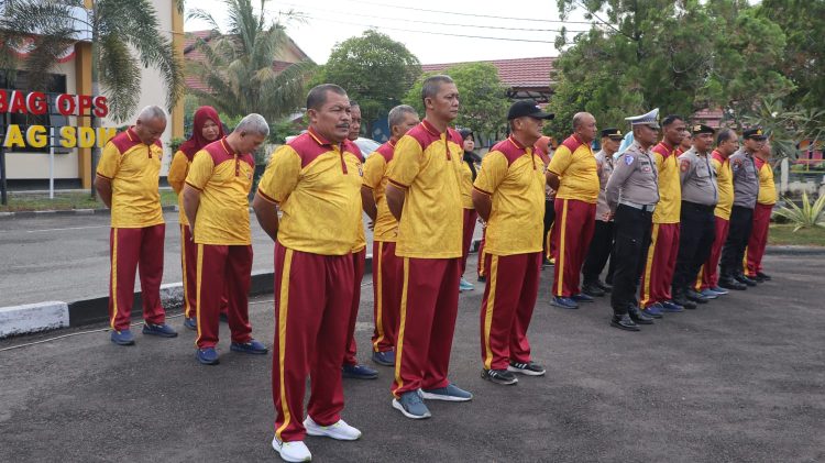 Kepala Bagian Logistik (Kabaglog) Polresta Palangka Raya Kompol Mangatur Tampubolon memberikan arahan kepada seluruh personel untuk senantiasa menjaga sikap dan perilaku, serta menghindari pelanggaran yang dapat mencoreng nama baik institusi, Jumat (8/8/2025).