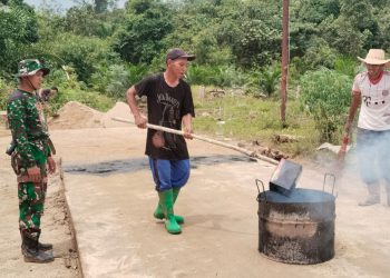 Proses pelapisan aspal pada jalan sepanjang 230 meter di Desa Karya Bakti, Kecamatan Rungan, Kabupaten Gunung Mas yang merupakan bagian dari program fisik TNI Manunggal Membangun Desa (TMMD) Imbangan ke-125 Kodim 1016/Palangka Raya, kini telah mencapai 230 meter.