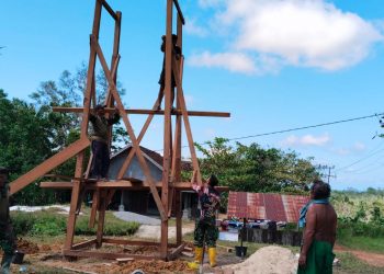 Satgas TNI Manunggal Membangun Desa (TMMD) Imbangan ke-125 Kodim 1016/Palangka Raya memasang tower dan tangki air bersih, di Desa Karya Bakti, Kecamatan Rungan, senin 11 Agustus 2025.