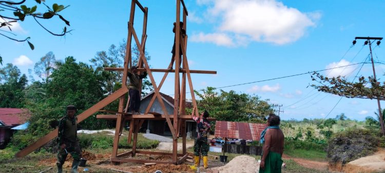 Satgas TNI Manunggal Membangun Desa (TMMD) Imbangan ke-125 Kodim 1016/Palangka Raya memasang tower dan tangki air bersih, di Desa Karya Bakti, Kecamatan Rungan, senin 11 Agustus 2025.