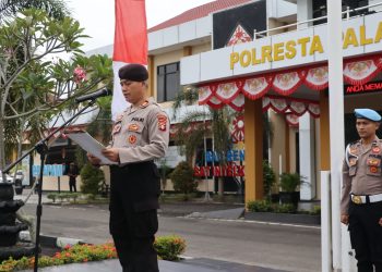 Kapolresta Palangka Raya, Kombes Pol Dedy Supriadi, S.I.K., M.H., melalui Kasatpamobvit AKP Suranto selaku pemimpin apel, menyampaikan arahan terkait kedisiplinan, profesionalitas, dan kesiapan pelaksanaan tugas.