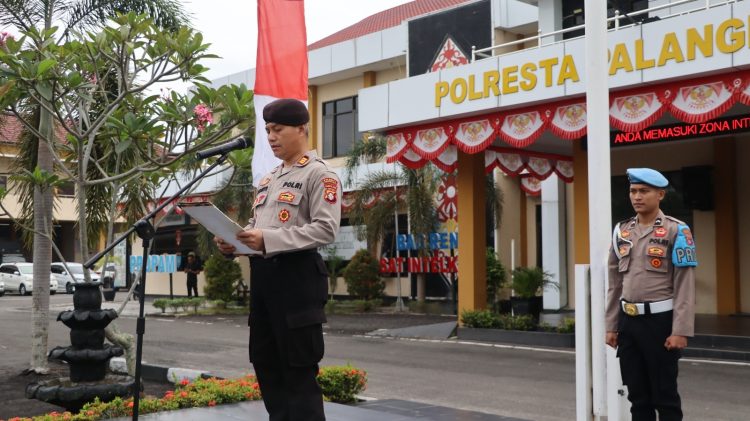 Kapolresta Palangka Raya, Kombes Pol Dedy Supriadi, S.I.K., M.H., melalui Kasatpamobvit AKP Suranto selaku pemimpin apel, menyampaikan arahan terkait kedisiplinan, profesionalitas, dan kesiapan pelaksanaan tugas.