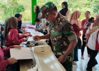 Penyuluhan dan edukasi penurunan angka stunting ditengah - tengah masyarakat, masuk dalam rangkaian kegiatan nonfisik TNI Manunggal Membangun Desa (TMMD) Imbangan ke-125 di Desa Karya Bakti, Kecamatan Rungan, Senin (12/08/2025).